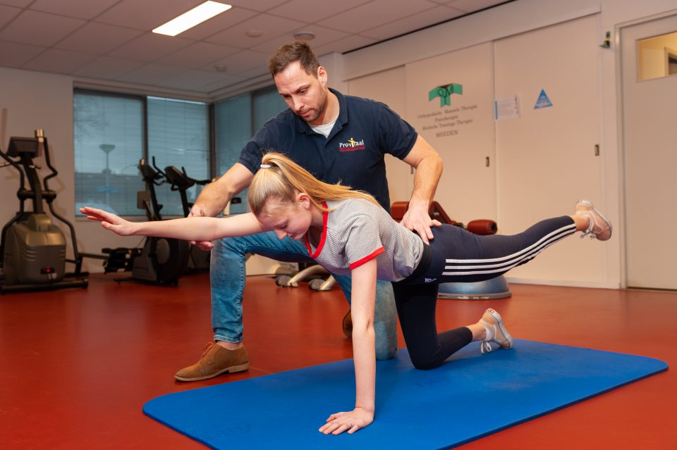 Provitaal-Fysiotherapie-Meeden-trainingstherapieën-revalidatietraining Provitaal-Fysiotherapie-Meeden-trainingstherapieën-revalidatietraining/ Ton Alberts geeft instructie