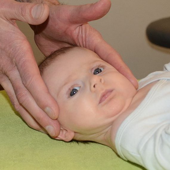 Kinder manuele therapie-onderzoek bij een baby bij Provitaal Fysiotherapie Meeden